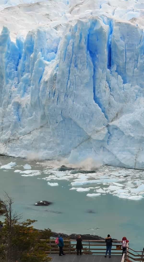 壮大なペリト・モレノ氷河。その氷河の一角で巨大な氷の塊が割れた！と思ったら・・、次に起きたことに驚愕・・・！！【海外・動画】