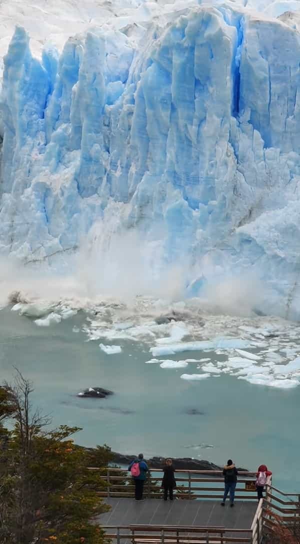 壮大なペリト・モレノ氷河。その氷河の一角で巨大な氷の塊が割れた！と思ったら・・、次に起きたことに驚愕・・・！！【海外・動画】