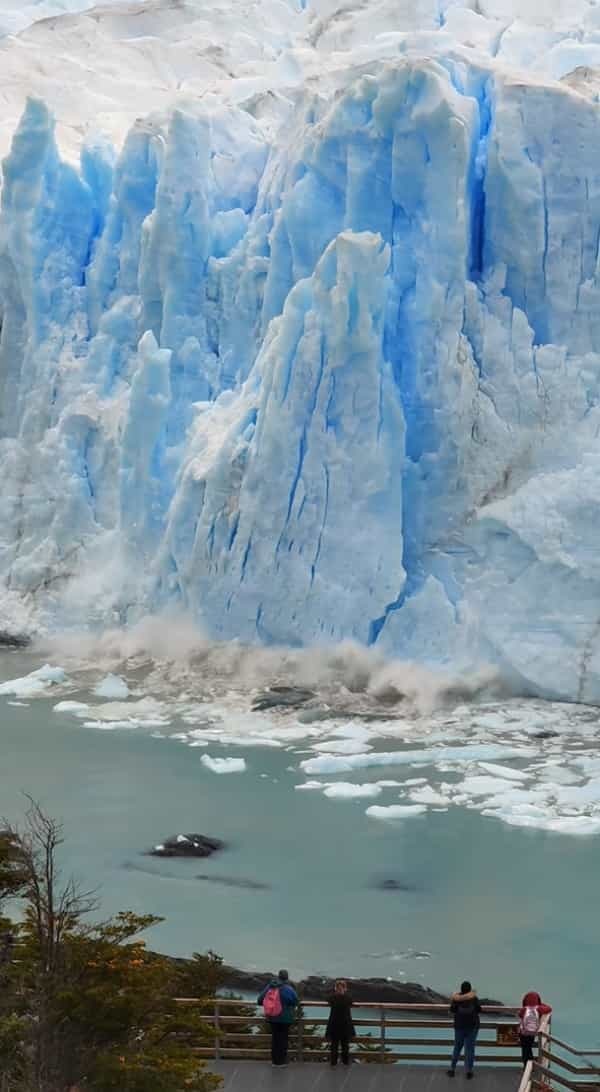 壮大なペリト・モレノ氷河。その氷河の一角で巨大な氷の塊が割れた！と思ったら・・、次に起きたことに驚愕・・・！！【海外・動画】