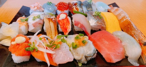 海鮮特急レーン寿司「じじや」で平日限定!20貫で1,100円!?コスパ最強の寿司に出会った!