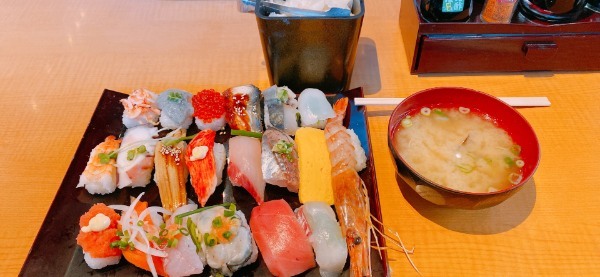 海鮮特急レーン寿司「じじや」で平日限定!20貫で1,100円!?コスパ最強の寿司に出会った!