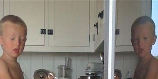 心霊写真!?まばたきする瞬間を撮った1枚の画像、よく見ると画面に映った少年の目が!