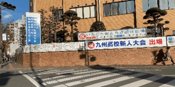 食パンくわえて「遅刻遅刻～」って角を曲がったら恋が生まれるのか