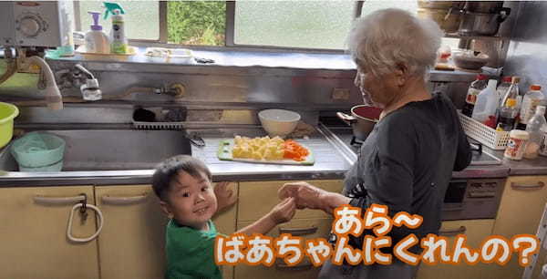 94歳ばあちゃんと2歳の玄孫のかわいいやり取り、2歳を笑顔にするばあちゃんの笑劇の必殺技とは！？