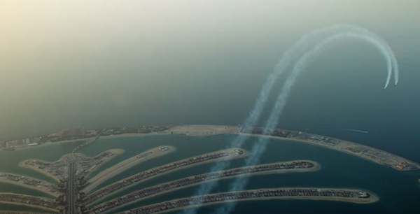 これは凄い！！飛行機を背負ってドバイの空を時速300キロで飛ぶフライングマン