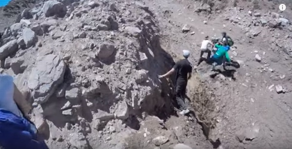 【衝撃映像】さっきまでいた場所を巨大な地すべりが一瞬で飲み込む!