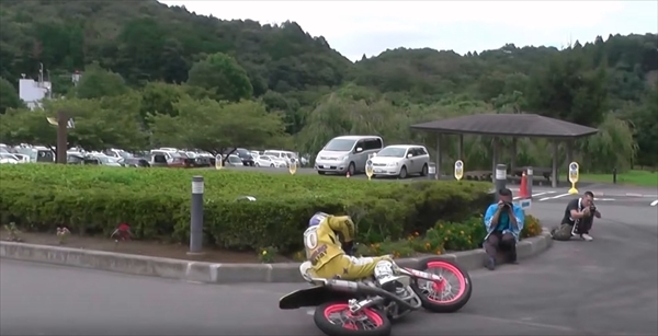 バイクのドリフトがマジで凄い！ウソみたいだろ？転んでないんだぜこれで！