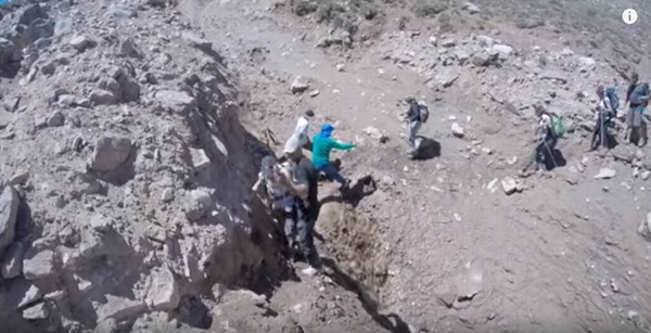 【衝撃映像】さっきまでいた場所を巨大な地すべりが一瞬で飲み込む!