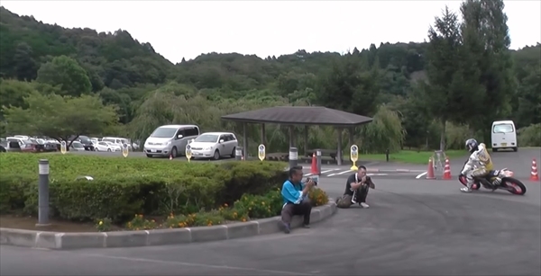 バイクのドリフトがマジで凄い！ウソみたいだろ？転んでないんだぜこれで！