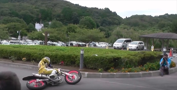 バイクのドリフトがマジで凄い！ウソみたいだろ？転んでないんだぜこれで！