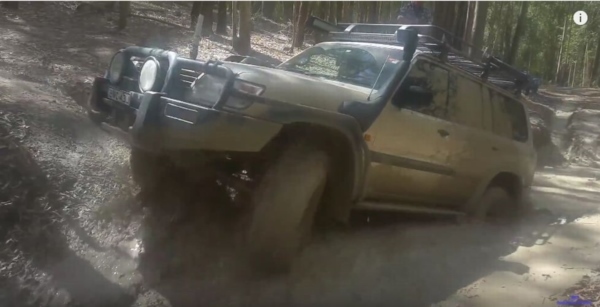 TOYOTAランクルVS日産パトロール!荒れた泥地を物ともせずに抜け出す映像が圧巻!