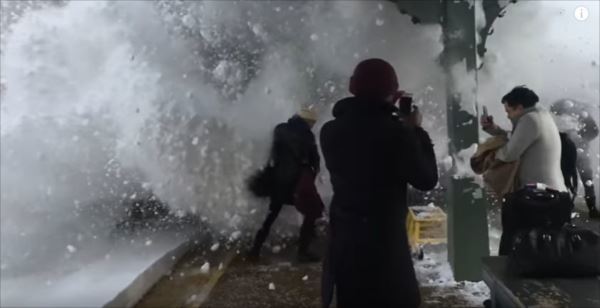 線路には大量の新雪！雪を巻き上げるカッコイイ列車を撮影したかったのに大惨事に！