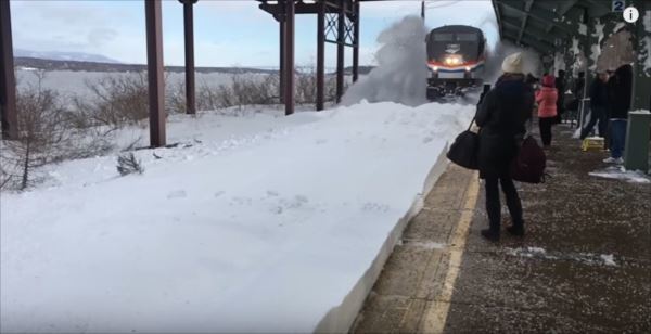 線路には大量の新雪！雪を巻き上げるカッコイイ列車を撮影したかったのに大惨事に！