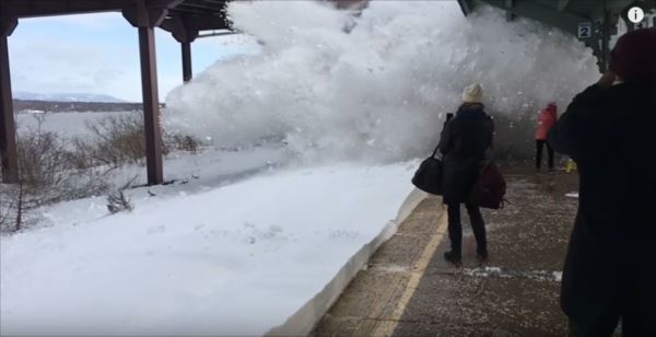 線路には大量の新雪！雪を巻き上げるカッコイイ列車を撮影したかったのに大惨事に！