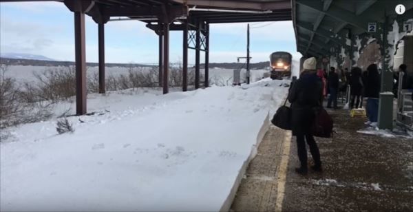 線路には大量の新雪！雪を巻き上げるカッコイイ列車を撮影したかったのに大惨事に！