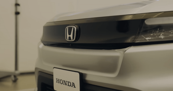 ホンダの新型電動SUV「プロローグ」が公式動画に映り込む！外観をチラ見せ
