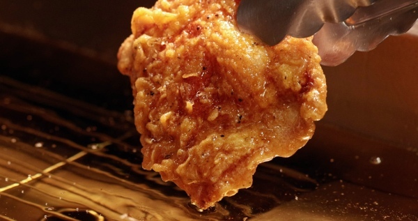 2022年、想定の3倍売れた話題性NO.1バーガー!こぼれるっ【パクチーチキンバーガー】再来!だるさを吹っ飛ばす本格辛い、グリーンカレーorトムヤムクン2種登場