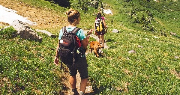 【初心者向け】夏登山の服装ガイド。ウェア選びの基本知識や快適素材もご紹介！