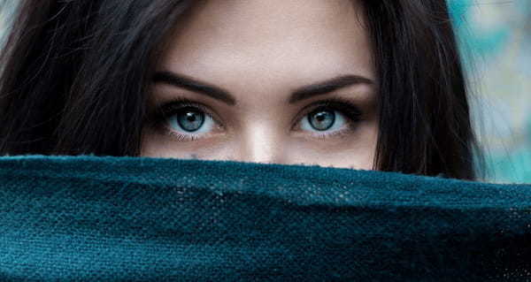 「柳眉」とはどんな眉毛の事?他にもある「眉」の字を含む熟語もご紹介