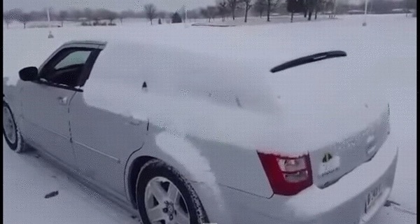 【この発想はなかった】車に積もった雪を一瞬で吹き飛ばす方法！