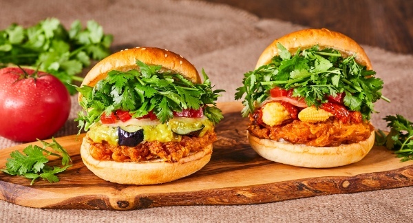 2022年、想定の3倍売れた話題性NO.1バーガー!こぼれるっ【パクチーチキンバーガー】再来!だるさを吹っ飛ばす本格辛い、グリーンカレーorトムヤムクン2種登場