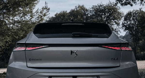 ファッションの世界から着想を得た「DS COLLECTIONモデル」の「DS7 Esprit de Voyage」と「DS4 Esprit de Voyage」が日本デビュー