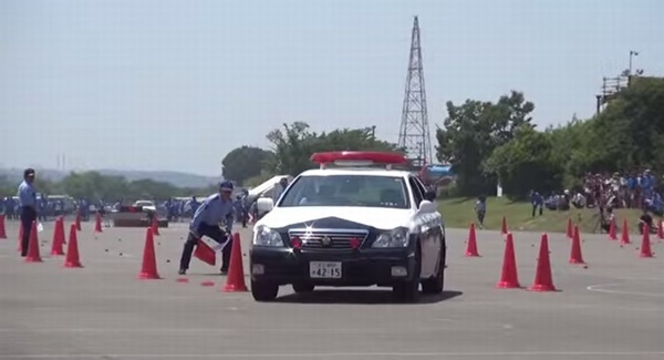 パトカーや白バイの本気を見よ！怒涛のバック走行・スレスレのすり抜けが凄い！