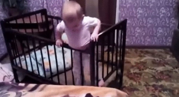 どうしてもベビーベッドから逃げ出したい赤ちゃん!まさかの脱出方法にあっぱれ!
