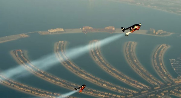 これは凄い！！飛行機を背負ってドバイの空を時速300キロで飛ぶフライングマン