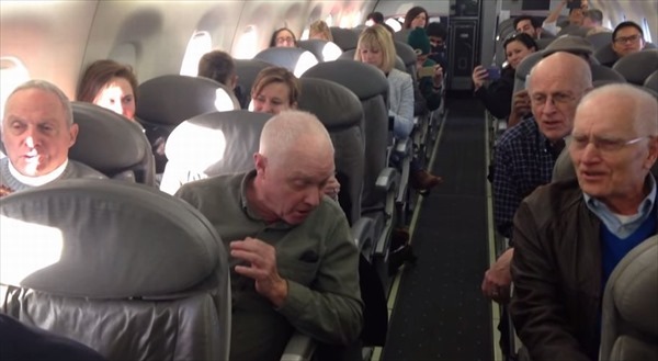 【溢れる笑顔】出発が遅れた飛行機内でおじいちゃん達がアカペラを披露!
