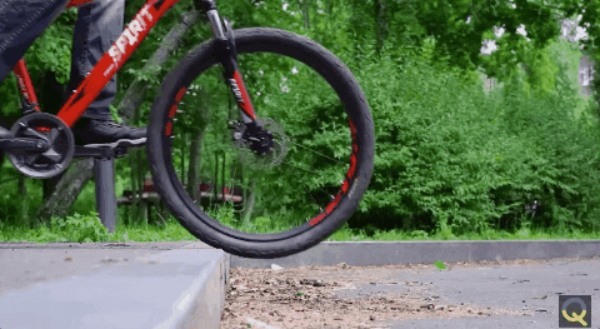 車輪の常識を真っ二つ！　「半円のタイヤで走行する」新機軸の自転車が登場