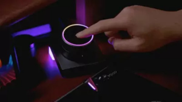 ケースに第三のチップを搭載した新発想の完全ワイヤレスイヤホン！　「CYBERBLADE」が超低遅延＆非圧縮音源で革命を起こす