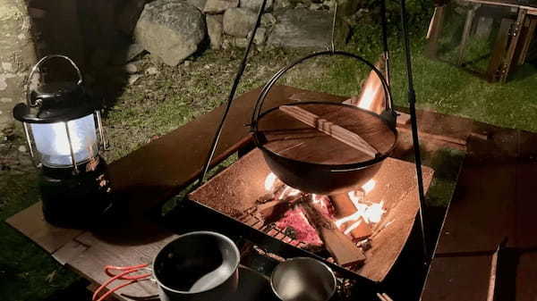 キャンプで囲炉裏鍋を楽しめる時代 驚きの軽さ「キャンプ用軽量囲炉裏鍋」