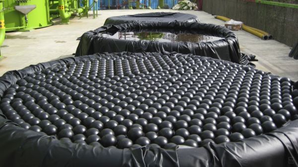 池にぎっしりと9600万個の黒ボールが浮かぶ科学的理由とは
