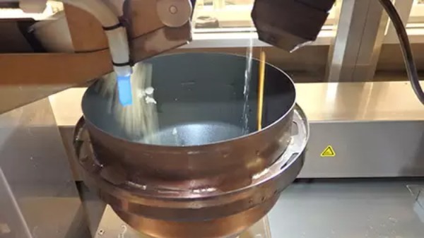「調理ロボット」で飲食業界の革命児なるか　東京・恵比寿「Magic Noodle香味麺房」をレビュー