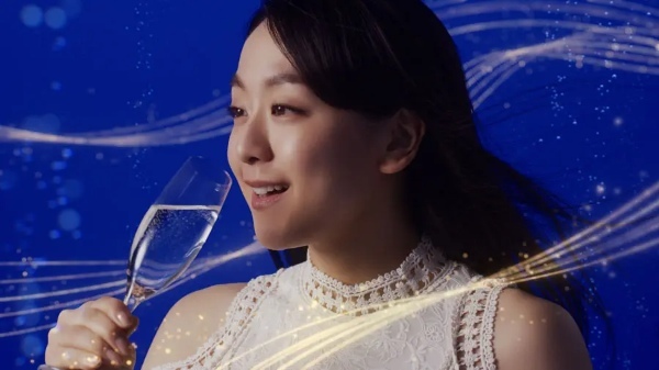 浅田真央が「澪」ブルーのドレスで力強く華麗に舞う　「松竹梅白壁蔵『澪』スパークリング日本酒」の新CM篇が公開