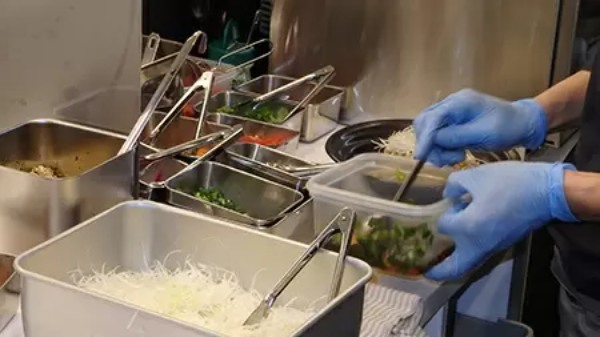 「調理ロボット」で飲食業界の革命児なるか　東京・恵比寿「Magic Noodle香味麺房」をレビュー