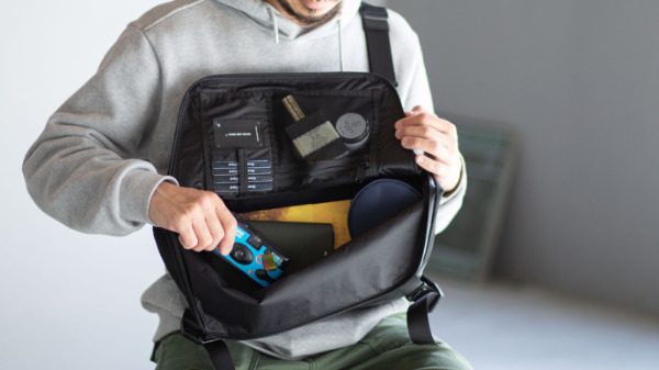 牛革なのに防水性ばっちり！雨の日の通勤にも惜しみなく使える『Adust multi backpack』先行販売中