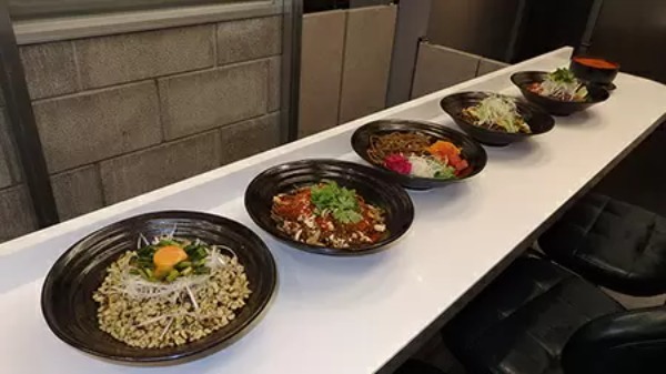「調理ロボット」で飲食業界の革命児なるか　東京・恵比寿「Magic Noodle香味麺房」をレビュー