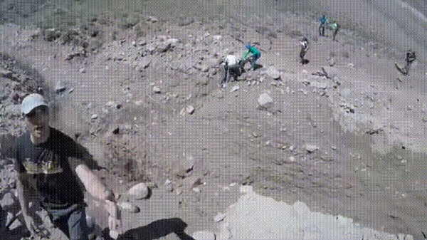 【衝撃映像】さっきまでいた場所を巨大な地すべりが一瞬で飲み込む