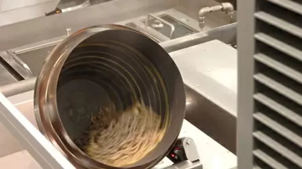「調理ロボット」で飲食業界の革命児なるか　東京・恵比寿「Magic Noodle香味麺房」をレビュー