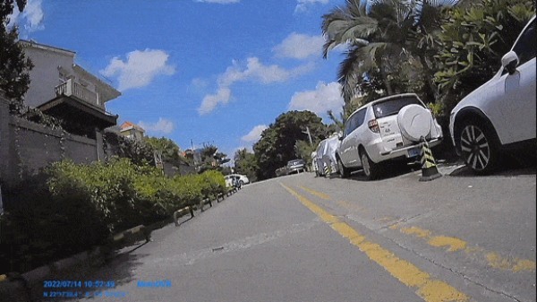 前後2台の映像を1画面に同時表示 バイク用ドラレコ「Motorcys」