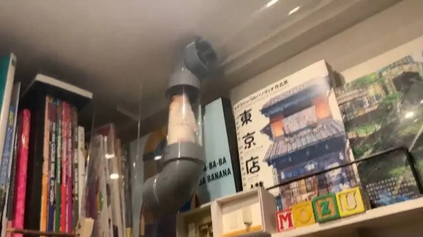 まるでアスレチック！部屋中に設置されたパイプ内を爆走するハムスター