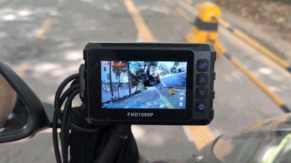 前後2台の映像を1画面に同時表示 バイク用ドラレコ「Motorcys」