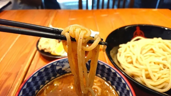 【広報さんに聞いたアレンジレシピ】三田製麺所の1杯のつけ麺で複数味変してシメまで楽しむ方法