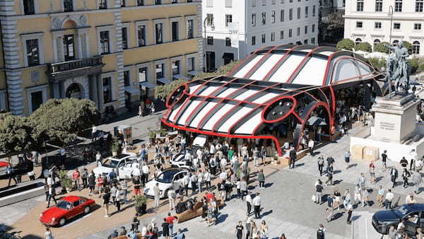 IAAのオープンスペースに特大のポルシェ911が出現！ 観衆の人気者に。