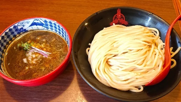 三田製麺所が秋の定番「濃厚煮干しつけ麺」発売　濃厚な煮干しに感無量