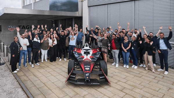 フォーミュラEのポルシェワークスドライバー「パスカル･ウェーレイン」と「アントニオ･フェリックス･ダ･コスタ」がタグ･ホイヤーを訪問！