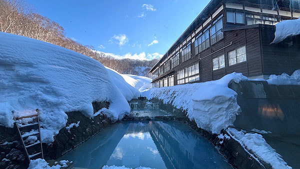 SUBARU 力強いストロングハイブリッドのクロストレックと上質なレイバックで雪上ドライブ【試乗記】