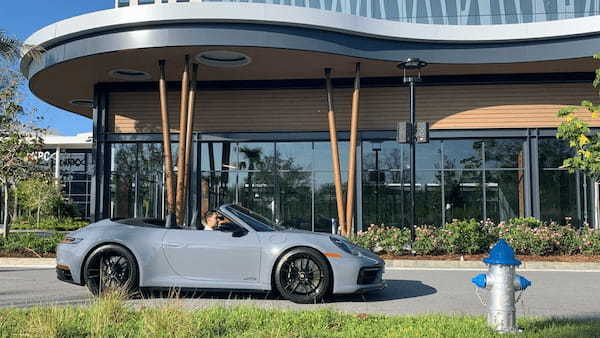 コンバーチブルのポルシェで行く、「時を超える旅」。「ポルシェ・911 カレラ4GTS カブリオレ」でフロリダを疾走。